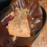 和食 えん - サーモンの朴葉焼き　胡桃味噌