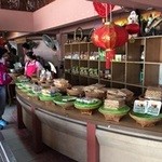 	ข้าวเหนียวครูอ้อ - いろいろなカノム（菓子）が並ぶ