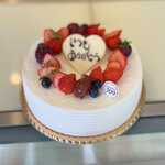 ケーキハウス３０９ - 料理写真:“いつもありがとう“と書いてもらい…
「こちらでよろしいですか？」
と、確認すると…
ハート型のメッセージチョコが乗せられて
さらに素敵に変身！(*ﾟ∀ﾟ*)♡