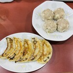 珍來 - 料理写真:「餃子(5コ)」420円税込み♫、「ジャンボシューマイ」460円税込み♫