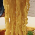 らー麺 れとろや - 滑らかな舌触りとモチモチ食感が堪らない平打ち縮れ自家製麺