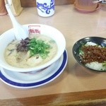 Fuufuu Ramen - ランチの応援ラーメン とんこつ味 木曜のそぼろ丼680円