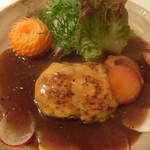 ゆるり 中華食堂 癒食同源 - 中華風牛ハンバーグとトマトのチーズ焼き 840円。