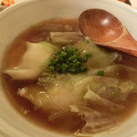 ゆるり 中華食堂 癒食同源 - 皮がもっちり水餃子 3ケ 280円。