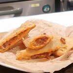 トリワイン ＰＩＫＯＳＨＨＨＵ - キーマカレー カルツォーネ