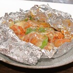 トリワイン ＰＩＫＯＳＨＨＨＵ - 鶏と甘長とうがらしのホイル焼き バーグミンチのトマトソース