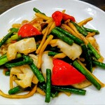 黄鶴楼 餃子酒場 - 2025/8月。イカとニンニクの芽醤油味炒め。