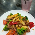 黄鶴楼 餃子酒場 - 2025/10月。牛肉の黒胡椒炒め。