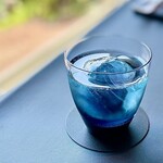 プレゼンテ スギ - バタフライピーを使って作られた氷のお冷✩.*˚まるで宇宙に浮かぶ地球のよう。