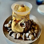 プレゼンテ スギ - スズキの塩漬け生ハム・トマトジュース・カボチャ・パセリオイル・キャビア N25。息子さんが釣ったスズキ生ハム仕立てに。透明なジュレにはトマトの旨みが凝縮しています。