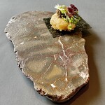 プレゼンテ スギ - 杉寿司TYPE-R。蛤のエキスがギュッと詰まったフリット。特注の千葉の石を使ったお皿は唯一無二✨