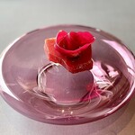 プレゼンテ スギ - GV鰹。ガストロバックを施した、スギの看板メニューの一つ。肉厚な鰹は脂のり良く、ガストロバックによる旨みの浸透とレアな口当たりが最高です。八千代牛乳ヨーグルトソースがアクセント。