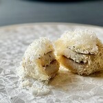 プレゼンテ スギ - フワッと振りかけられているのは、チーズではなくマカダミアナッツ。サッパリといただけ、これが抜群に合う！一般的な鱧料理の概念を覆す感動のひと皿✨