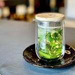 プレゼンテ スギ - ハーブティー。レモングラス・ジンジャーリリー・ハルジオン・ミントなどがミックスされた香り高いハーブティーです。