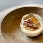 プレゼンテ スギ - 滑らかでコクのある白子のソースのフグのフラン。ガストロパックされた後、バターでソテーされたフグの身は極上の一言！トリュフの香りもものすごく、この上ない美味しさです。