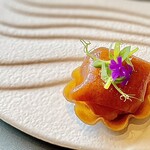 プレゼンテ スギ - 千葉の魅力　伊勢海老とチョコレート。最初、フレッシュな伊勢海老の風味が鼻を抜け、何度か噛み砕くうちにチョコレートの味と相まってまた別の顔を見せ、最後また一つにまとまる。最高の一品✨