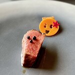 プレゼンテ スギ - High & Low ステーキ 。八千代牛シャトーブリアンを使用。蜂蜜・こおろぎ醤油・山崎12年・発酵ブルーベリー漬けの牛肉はスッとナイフが入る柔らかさ。笑顔の人参にもほっこりです♡