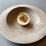 プレゼンテ スギ - トラフグのフラン 昆布（北海道）GV・白子のソース・トリュフ。