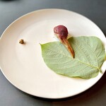 プレゼンテ スギ - メニュー未記載の一皿『手羽のオーブン焼き』ギリシャ神話"キメラ"を想像して作られたもの。