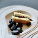 プレゼンテ スギ - 片口鰯のパ二ーニョ。片口鰯をビネガー漬けして水牛ミルクのヨーグルトと合わせてサンドしたパニーニョ。