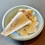 プレゼンテ スギ - 楽しみな給食 クロワッサン。シェフが給食で楽しみだった『揚げパン』の思い出を落とし込み、スギ風にアレンジした作品。油分が極力抑えられていて、纏ったきな粉との相性も抜群です。
