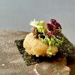 プレゼンテ スギ - 㭭きたての蛤をフリットにする事で、旨みを逃さずい
      ただけるのでジューシーさ抜群！自家製アールグレービネガーが味を引き締め、富津の海苔が全体をうまくまとめ上げています。