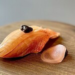 プレゼンテ スギ - シャリは千葉県産コシヒカリと古代米のミックス。ローゼルビネガーで酢飯に。ネタは銚子産の金目鯛。間にはトリュフ風味の卵黄が隠されていて、口に入れた瞬間と噛みしめるごとに何度も違う顔を覗かせる。