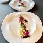 プレゼンテ スギ - Sugi畑をお皿に乗せて。自家菜園のマイクロハーブが鮮やかで、アートな一皿。