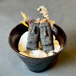 プレゼンテ スギ - 食べられなさそうで食べられる。イノシシやアライグマのラードを使ったモアイ像のフィナンシェ。