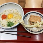 釜あげうどん 岡じま 高松店 - 連れが頼んだ明太釜玉うどんにアスパラ天ときつね