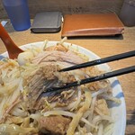 自家製麺 浜一 - 柱状節理みたいな〝縦に裂ける〟塊ぶた｡