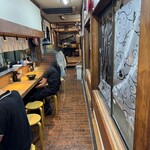 自家製麺 浜一 - 奥に屋内の待合室があるので天候に左右されずに待てる｡配慮が嬉しい｡（以前は製麺室）