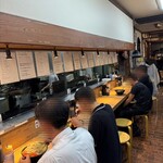自家製麺 浜一 - コンパクトなカウンターのみの店内｡