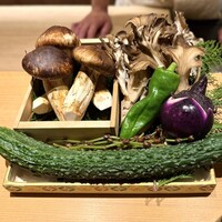 橦木町 しみず - ◆ 岐阜県 中津川産 天然松茸
                    ◆ 長野県産 天然舞茸
                    ◆ 北海道産 ゲルニカペッパー
                    ◆ 北海道産 饅頭茄子
                    ◆ 神田四葉
                    ◆ みずの実