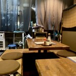 たるごや - 店の奥がテーブル席　３卓
