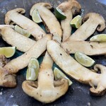 館山美食倶楽部 - (1)シャングリラ産松茸の素焼き 臭橙（かぼす）