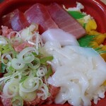 海鮮　彩り　どん太 - 今日はマグロ･イカ･ネギトロの特盛り丼 ￥972-(8%税込)をオーダーしました♪
