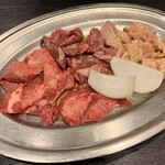 焼肉 三四郎 - 左から、牛タン850円、和牛スカート850円、上ミノ850円
