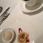 デュオ フルシェット - デザート…シャーベットとラズベリーのケーキ、コーヒー