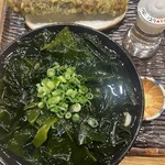 うどん 丸香 - わかめうどんにちくわ天