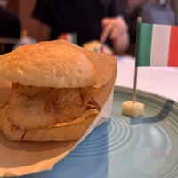 Convivio - ハモを使ったバーガー、旗の基礎はドイツ産のチーズ