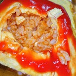 カレーがちょっとピリ辛なので、最初にオムライスをいただきます