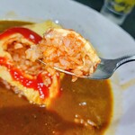 レストラン梢 - 上のほうからカレーに触れないようにパクリ