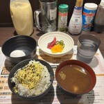 ZANGI一番 - フライ提供前に、ふりかけ、卵かけご飯でがっつく