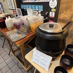 ZANGI一番 - 店前に、ご飯、味噌汁のセルフコーナー