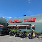 カナディアンロッキー - ステーキハウス  "カナディアンロッキー 諏訪湖畔店" 店舗前に並ぶのはわたし達のバイクです。