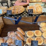 The LOAF Cafe - 1階パン陳列棚② 9/2025
