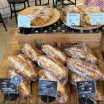The LOAF Cafe - 1階パン陳列棚① 9/2025