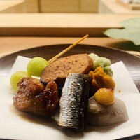 祇園 さゝ木 - ①【先付：肴？八寸】
                    ・熊本産新銀杏
                    ・鱧の真子（卵）の玉子寄せ
                    ・枝豆のかき揚げ
                    ・自家製唐墨炙り
                    ・鯵の香味野菜巻き炙り（縫い鉢？）
                    ・南瓜の茶巾
                    ・焼鳥
                    ・鰯の甘露蒸し？
                    ・里芋田楽