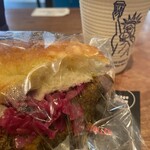 ザ・シティ・ベーカリー - スパイシーサバサンド&カフェ・オ・レ